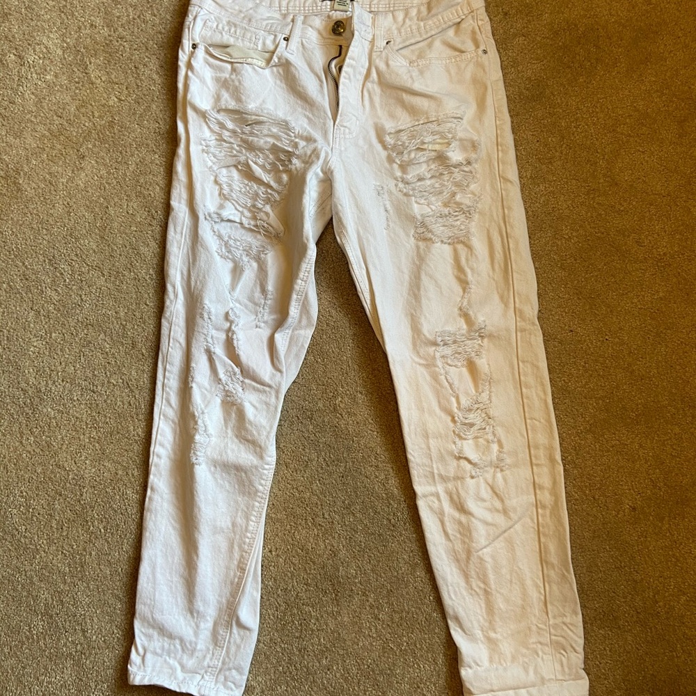 Distressed white jeans Forever 21 size 29